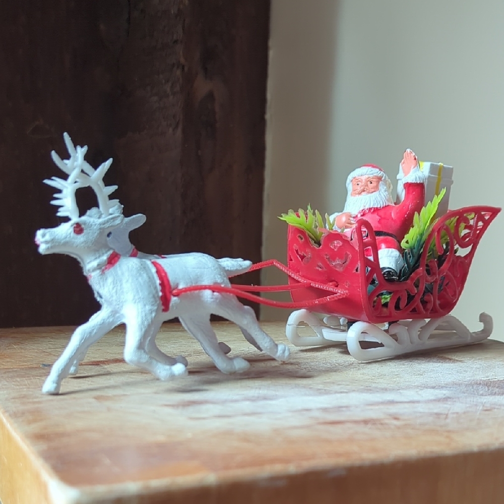 Vintage Plastic Santa Sleigh And Reindeer 🦌 1960's Made In hong Kong